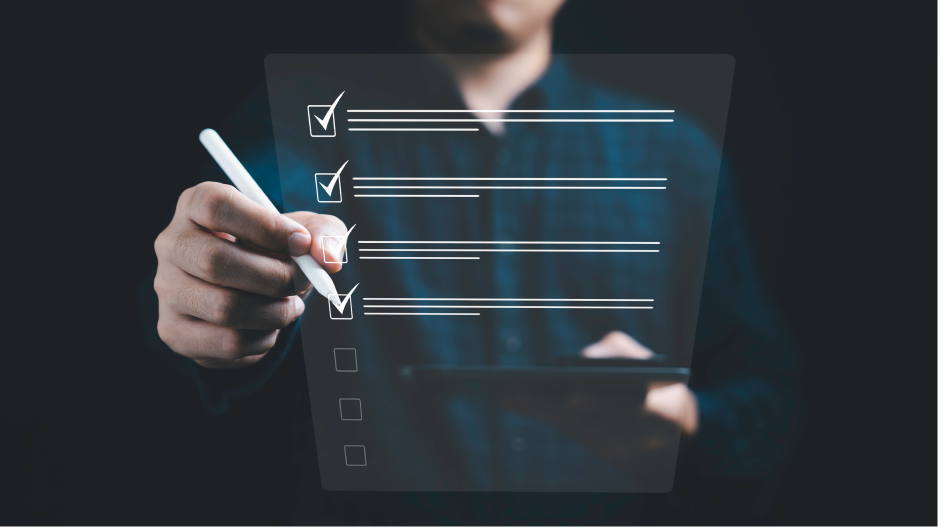 /_cms/webroot/Un homme tient une tablette et surligne avec un stylo une check-list numérique comportant plusieurs points cochés.