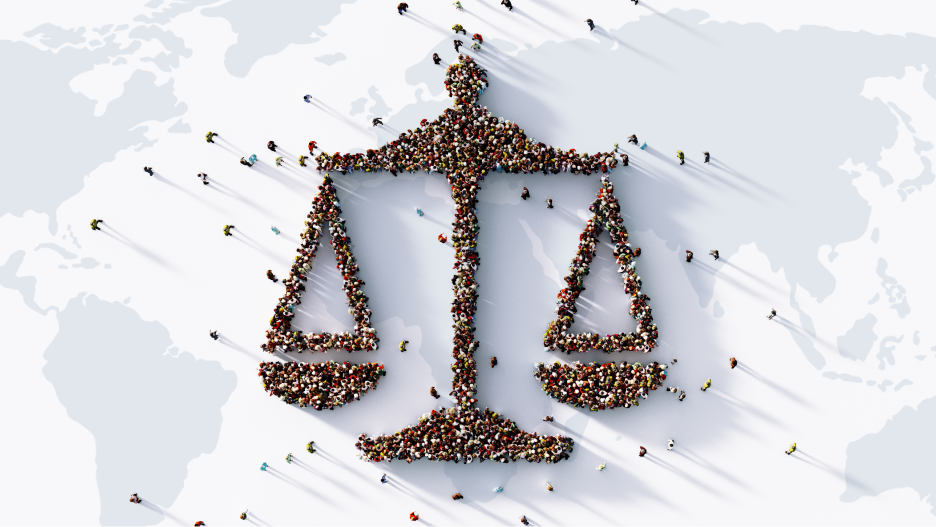/_cms/webroot/foule forme le symbole d'une balance de la justice devant une carte du monde en arrière-plan.